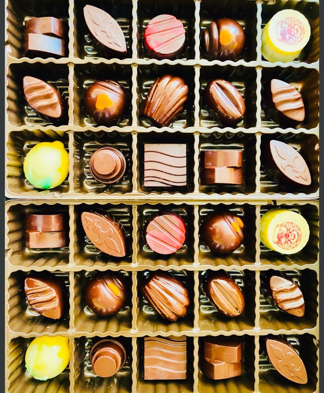 30 units Luxury Assorted Chocolates 11.28 Oz (320g)
